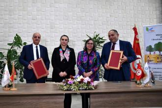  أشرفت السيدة نائلة نويرة القنجي وزيرة الصناعة والمناجم و الطاقة صحبة السيدة ليلى الشيخاوي وزيرة البيئة اليوم الثلاثاء 7 مارس 2023 بمقر وزارة البيئة على حفل توقيع اتفاقية شراكة  بين الوكالة الوطنية للتحكم في الطاقة والوكالة الوطنية للتصرف في النفايات. وقد تولى كل من السادة فتحي الحنشي المدير العام للوكالة الوطنية للتحكم في الطاقة وبدر الدين الاسمر مدير عام الوكالة الوطنية للتصرف في النفايات التوقيع على الاتفاقية بحضور ثلة من إطارات الوكالتين. وتندرج هذه الاتفاقية في إطار تنفيذ سياسة الدولة في مجال الانتقال 