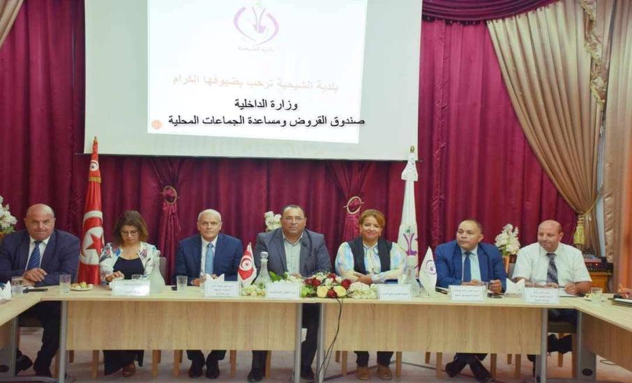 تركيز اعمدة انارة مجهزة بلاقطات شمسية مرتبطة بشبكة الجهد المنخفض.